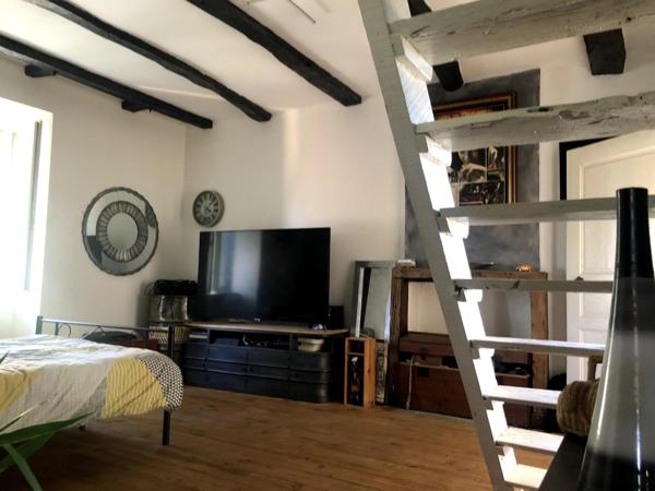 Maison sur beau terrain avec piscine et jolie grange à rénover !