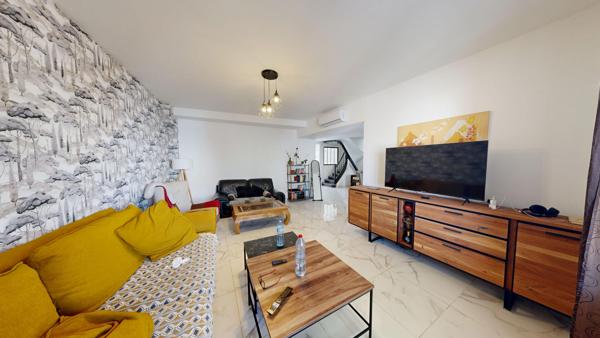 Maison de qualité avec 6 chambres, terrasses et cave