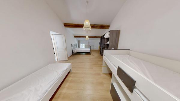 Maison de qualité avec 6 chambres, terrasses et cave