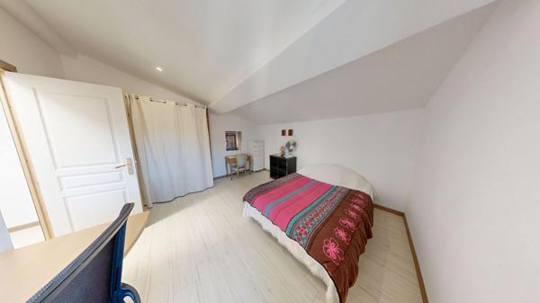 Maison de qualité avec 6 chambres, terrasses et cave
