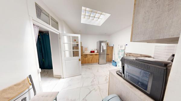 Maison de qualité avec 6 chambres, terrasses et cave