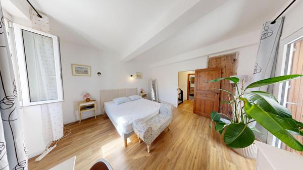 Maison de qualité avec 6 chambres, terrasses et cave
