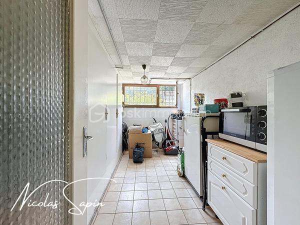 Claix, 22 rue des pérouses en Exclusivité avec Nicolas SAPIN(ei);
Venez découvrir cette jolie maison édifiée sur une parcelle de plus de 1300m2! division parcellaire possible de 550m2 ! 
Vous disposerez d'une entrée avec placard, d'un salon de 28m2 donnant accès à l'extérieur et d'une cuisine semi ouverte( possibilité d'ouvrir car cloison en brique)
Le coin nuit se compose de 3 chambres avec placards, d'une salle de bain avec douche à l'italienne et de nombreux rangements.
En niveau inférieur, une buanderie, une chaufferie et un garage complète ce bien.
Pour votre confort: double vitrage, volets électriques sur le bas et volets PVC sur le haut, pompe à chaleur air/eau récente, isolation des combles, poêle à bois, cabanon de jardin.
Taxe foncière 1790e
L'emplacement à proximité des écoles et le grand terrain plat sont de réels atouts.
Ligne 21 et 48 à proximité.