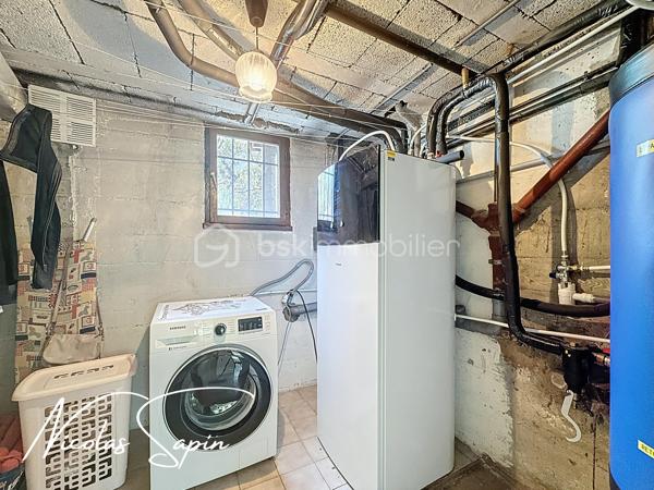 Claix, 22 rue des pérouses en Exclusivité avec Nicolas SAPIN(ei);
Venez découvrir cette jolie maison édifiée sur une parcelle de plus de 1300m2! division parcellaire possible de 550m2 ! 
Vous disposerez d'une entrée avec placard, d'un salon de 28m2 donnant accès à l'extérieur et d'une cuisine semi ouverte( possibilité d'ouvrir car cloison en brique)
Le coin nuit se compose de 3 chambres avec placards, d'une salle de bain avec douche à l'italienne et de nombreux rangements.
En niveau inférieur, une buanderie, une chaufferie et un garage complète ce bien.
Pour votre confort: double vitrage, volets électriques sur le bas et volets PVC sur le haut, pompe à chaleur air/eau récente, isolation des combles, poêle à bois, cabanon de jardin.
Taxe foncière 1790e
L'emplacement à proximité des écoles et le grand terrain plat sont de réels atouts.
Ligne 21 et 48 à proximité.