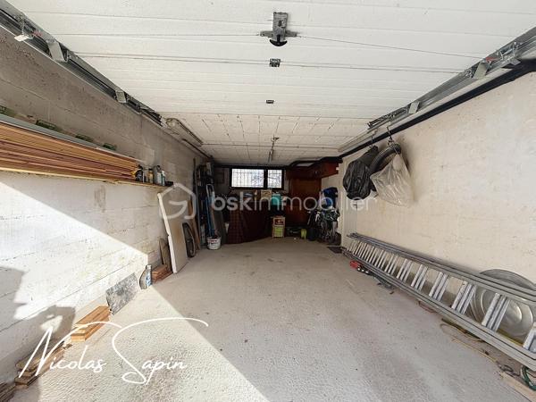 Claix, 22 rue des pérouses en Exclusivité avec Nicolas SAPIN(ei);
Venez découvrir cette jolie maison édifiée sur une parcelle de plus de 1300m2! division parcellaire possible de 550m2 ! 
Vous disposerez d'une entrée avec placard, d'un salon de 28m2 donnant accès à l'extérieur et d'une cuisine semi ouverte( possibilité d'ouvrir car cloison en brique)
Le coin nuit se compose de 3 chambres avec placards, d'une salle de bain avec douche à l'italienne et de nombreux rangements.
En niveau inférieur, une buanderie, une chaufferie et un garage complète ce bien.
Pour votre confort: double vitrage, volets électriques sur le bas et volets PVC sur le haut, pompe à chaleur air/eau récente, isolation des combles, poêle à bois, cabanon de jardin.
Taxe foncière 1790e
L'emplacement à proximité des écoles et le grand terrain plat sont de réels atouts.
Ligne 21 et 48 à proximité.