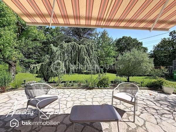 Claix, 22 rue des pérouses en Exclusivité avec Nicolas SAPIN(ei);
Venez découvrir cette jolie maison édifiée sur une parcelle de plus de 1300m2! division parcellaire possible de 550m2 ! 
Vous disposerez d'une entrée avec placard, d'un salon de 28m2 donnant accès à l'extérieur et d'une cuisine semi ouverte( possibilité d'ouvrir car cloison en brique)
Le coin nuit se compose de 3 chambres avec placards, d'une salle de bain avec douche à l'italienne et de nombreux rangements.
En niveau inférieur, une buanderie, une chaufferie et un garage complète ce bien.
Pour votre confort: double vitrage, volets électriques sur le bas et volets PVC sur le haut, pompe à chaleur air/eau récente, isolation des combles, poêle à bois, cabanon de jardin.
Taxe foncière 1790e
L'emplacement à proximité des écoles et le grand terrain plat sont de réels atouts.
Ligne 21 et 48 à proximité.