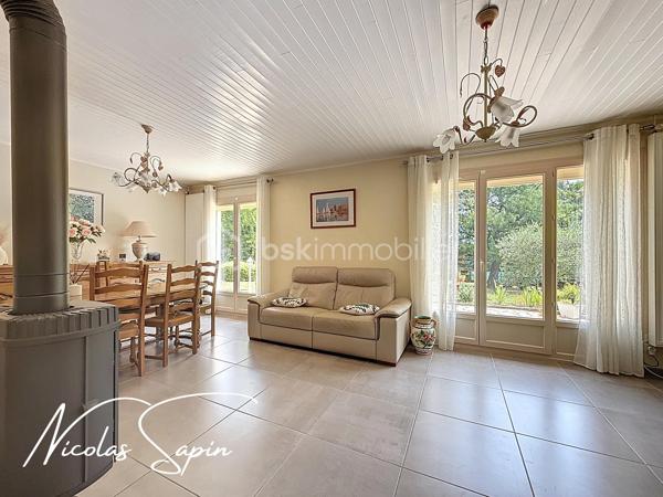 Claix, 22 rue des pérouses en Exclusivité avec Nicolas SAPIN(ei);
Venez découvrir cette jolie maison édifiée sur une parcelle de plus de 1300m2! division parcellaire possible de 550m2 ! 
Vous disposerez d'une entrée avec placard, d'un salon de 28m2 donnant accès à l'extérieur et d'une cuisine semi ouverte( possibilité d'ouvrir car cloison en brique)
Le coin nuit se compose de 3 chambres avec placards, d'une salle de bain avec douche à l'italienne et de nombreux rangements.
En niveau inférieur, une buanderie, une chaufferie et un garage complète ce bien.
Pour votre confort: double vitrage, volets électriques sur le bas et volets PVC sur le haut, pompe à chaleur air/eau récente, isolation des combles, poêle à bois, cabanon de jardin.
Taxe foncière 1790e
L'emplacement à proximité des écoles et le grand terrain plat sont de réels atouts.
Ligne 21 et 48 à proximité.