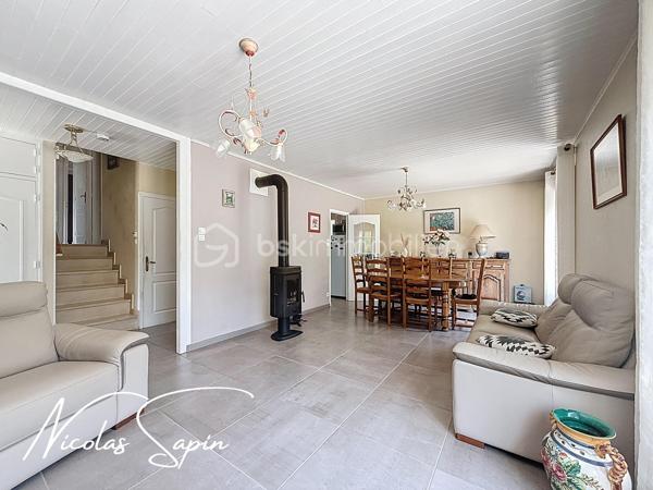 Claix, 22 rue des pérouses en Exclusivité avec Nicolas SAPIN(ei);
Venez découvrir cette jolie maison édifiée sur une parcelle de plus de 1300m2! division parcellaire possible de 550m2 ! 
Vous disposerez d'une entrée avec placard, d'un salon de 28m2 donnant accès à l'extérieur et d'une cuisine semi ouverte( possibilité d'ouvrir car cloison en brique)
Le coin nuit se compose de 3 chambres avec placards, d'une salle de bain avec douche à l'italienne et de nombreux rangements.
En niveau inférieur, une buanderie, une chaufferie et un garage complète ce bien.
Pour votre confort: double vitrage, volets électriques sur le bas et volets PVC sur le haut, pompe à chaleur air/eau récente, isolation des combles, poêle à bois, cabanon de jardin.
Taxe foncière 1790e
L'emplacement à proximité des écoles et le grand terrain plat sont de réels atouts.
Ligne 21 et 48 à proximité.