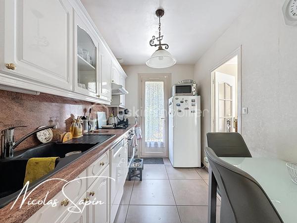 Claix, 22 rue des pérouses en Exclusivité avec Nicolas SAPIN(ei);
Venez découvrir cette jolie maison édifiée sur une parcelle de plus de 1300m2! division parcellaire possible de 550m2 ! 
Vous disposerez d'une entrée avec placard, d'un salon de 28m2 donnant accès à l'extérieur et d'une cuisine semi ouverte( possibilité d'ouvrir car cloison en brique)
Le coin nuit se compose de 3 chambres avec placards, d'une salle de bain avec douche à l'italienne et de nombreux rangements.
En niveau inférieur, une buanderie, une chaufferie et un garage complète ce bien.
Pour votre confort: double vitrage, volets électriques sur le bas et volets PVC sur le haut, pompe à chaleur air/eau récente, isolation des combles, poêle à bois, cabanon de jardin.
Taxe foncière 1790e
L'emplacement à proximité des écoles et le grand terrain plat sont de réels atouts.
Ligne 21 et 48 à proximité.