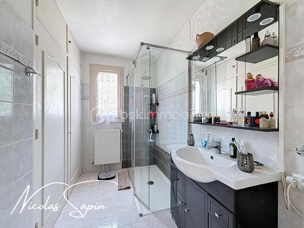 Claix, 22 rue des pérouses en Exclusivité avec Nicolas SAPIN(ei);
Venez découvrir cette jolie maison édifiée sur une parcelle de plus de 1300m2! division parcellaire possible de 550m2 ! 
Vous disposerez d'une entrée avec placard, d'un salon de 28m2 donnant accès à l'extérieur et d'une cuisine semi ouverte( possibilité d'ouvrir car cloison en brique)
Le coin nuit se compose de 3 chambres avec placards, d'une salle de bain avec douche à l'italienne et de nombreux rangements.
En niveau inférieur, une buanderie, une chaufferie et un garage complète ce bien.
Pour votre confort: double vitrage, volets électriques sur le bas et volets PVC sur le haut, pompe à chaleur air/eau récente, isolation des combles, poêle à bois, cabanon de jardin.
Taxe foncière 1790e
L'emplacement à proximité des écoles et le grand terrain plat sont de réels atouts.
Ligne 21 et 48 à proximité.