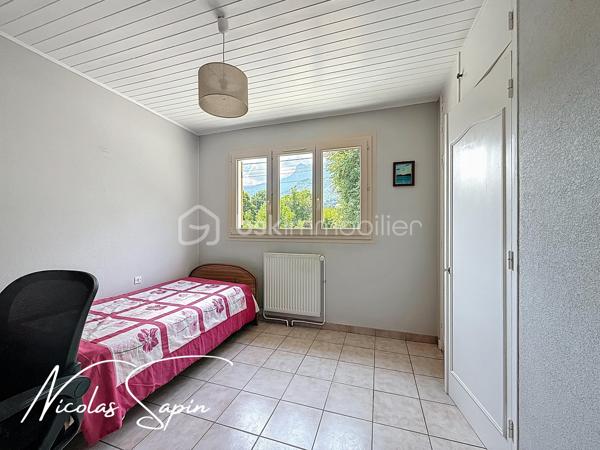 Claix, 22 rue des pérouses en Exclusivité avec Nicolas SAPIN(ei);
Venez découvrir cette jolie maison édifiée sur une parcelle de plus de 1300m2! division parcellaire possible de 550m2 ! 
Vous disposerez d'une entrée avec placard, d'un salon de 28m2 donnant accès à l'extérieur et d'une cuisine semi ouverte( possibilité d'ouvrir car cloison en brique)
Le coin nuit se compose de 3 chambres avec placards, d'une salle de bain avec douche à l'italienne et de nombreux rangements.
En niveau inférieur, une buanderie, une chaufferie et un garage complète ce bien.
Pour votre confort: double vitrage, volets électriques sur le bas et volets PVC sur le haut, pompe à chaleur air/eau récente, isolation des combles, poêle à bois, cabanon de jardin.
Taxe foncière 1790e
L'emplacement à proximité des écoles et le grand terrain plat sont de réels atouts.
Ligne 21 et 48 à proximité.