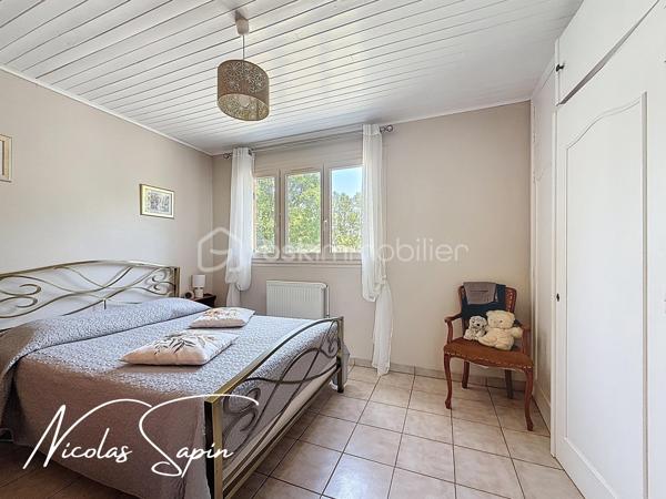 Claix, 22 rue des pérouses en Exclusivité avec Nicolas SAPIN(ei);
Venez découvrir cette jolie maison édifiée sur une parcelle de plus de 1300m2! division parcellaire possible de 550m2 ! 
Vous disposerez d'une entrée avec placard, d'un salon de 28m2 donnant accès à l'extérieur et d'une cuisine semi ouverte( possibilité d'ouvrir car cloison en brique)
Le coin nuit se compose de 3 chambres avec placards, d'une salle de bain avec douche à l'italienne et de nombreux rangements.
En niveau inférieur, une buanderie, une chaufferie et un garage complète ce bien.
Pour votre confort: double vitrage, volets électriques sur le bas et volets PVC sur le haut, pompe à chaleur air/eau récente, isolation des combles, poêle à bois, cabanon de jardin.
Taxe foncière 1790e
L'emplacement à proximité des écoles et le grand terrain plat sont de réels atouts.
Ligne 21 et 48 à proximité.