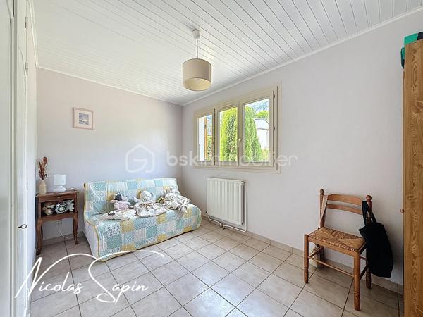 Claix, 22 rue des pérouses en Exclusivité avec Nicolas SAPIN(ei);
Venez découvrir cette jolie maison édifiée sur une parcelle de plus de 1300m2! division parcellaire possible de 550m2 ! 
Vous disposerez d'une entrée avec placard, d'un salon de 28m2 donnant accès à l'extérieur et d'une cuisine semi ouverte( possibilité d'ouvrir car cloison en brique)
Le coin nuit se compose de 3 chambres avec placards, d'une salle de bain avec douche à l'italienne et de nombreux rangements.
En niveau inférieur, une buanderie, une chaufferie et un garage complète ce bien.
Pour votre confort: double vitrage, volets électriques sur le bas et volets PVC sur le haut, pompe à chaleur air/eau récente, isolation des combles, poêle à bois, cabanon de jardin.
Taxe foncière 1790e
L'emplacement à proximité des écoles et le grand terrain plat sont de réels atouts.
Ligne 21 et 48 à proximité.