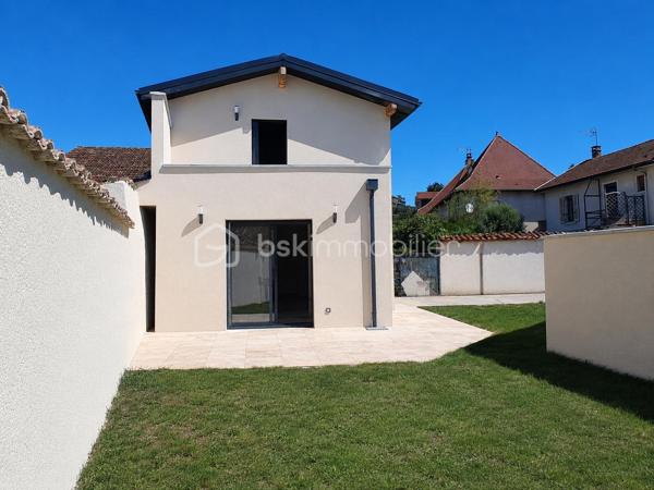 Maison neuve érigée en 2026 d'environ 70m² sur un terrain de 200m², idéalement située en plein cœur de La Frette.

Vous bénéficierez d'un emplacement privilégié, à proximité immédiate des commerces, de l'école, de l'arrêt de bus et des services du village.
Accès rapide aux axes de transport avec le péage autoroutier de Rives et la gare du Grand-Lemps à seulement 7 minutes.

La maison se compose :

✨ Au Rez-de-chaussée :
- Une magnifique pièce de vie lumineuse avec cuisine ouverte
- Cuisine et salon donnant sur une belle terrasse idéale pour vos repas en extérieur
- 1 Buanderie fonctionnelle
- 1 WC indépendant

✨ A L'étage :
- 2 Suites parentales, une comprenant une baignoire et l'autre une douche à l'italienne
- Magnifique toit terrasse

✨ Les Extérieurs :
- Terrain plat de 200m² environ, entièrement exploitable

✨ Les Atouts :
- Maison neuve, aucun travaux à prévoir
- Maison érigée en 2025/2026
- Chauffage par Pompe à Chaleur
- Belle pièce de vie lumineuse
- 2 Suites parentales dont une donnant sur une jolie terrasse 
- Prestations de qualité
- Emplacement central recherché
- Proximité des commerces, école et transports

Une maison idéale pour un couple ou pour une personne seule à la recherche de confort, de modernité et d'un cadre de vie pratique.

Bien rare à venir découvrir !

N'hésitez pas à me contacter au 06.30.84.43.24 pour toute information complémentaire ou pour fixer d'un rdv de visite !