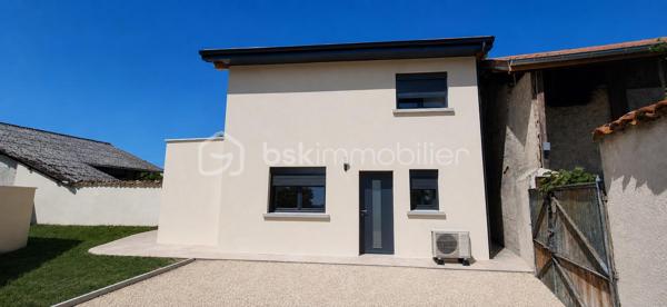 Maison neuve érigée en 2026 d'environ 70m² sur un terrain de 200m², idéalement située en plein cœur de La Frette.

Vous bénéficierez d'un emplacement privilégié, à proximité immédiate des commerces, de l'école, de l'arrêt de bus et des services du village.
Accès rapide aux axes de transport avec le péage autoroutier de Rives et la gare du Grand-Lemps à seulement 7 minutes.

La maison se compose :

✨ Au Rez-de-chaussée :
- Une magnifique pièce de vie lumineuse avec cuisine ouverte
- Cuisine et salon donnant sur une belle terrasse idéale pour vos repas en extérieur
- 1 Buanderie fonctionnelle
- 1 WC indépendant

✨ A L'étage :
- 2 Suites parentales, une comprenant une baignoire et l'autre une douche à l'italienne
- Magnifique toit terrasse

✨ Les Extérieurs :
- Terrain plat de 200m² environ, entièrement exploitable

✨ Les Atouts :
- Maison neuve, aucun travaux à prévoir
- Maison érigée en 2025/2026
- Chauffage par Pompe à Chaleur
- Belle pièce de vie lumineuse
- 2 Suites parentales dont une donnant sur une jolie terrasse 
- Prestations de qualité
- Emplacement central recherché
- Proximité des commerces, école et transports

Une maison idéale pour un couple ou pour une personne seule à la recherche de confort, de modernité et d'un cadre de vie pratique.

Bien rare à venir découvrir !

N'hésitez pas à me contacter au 06.30.84.43.24 pour toute information complémentaire ou pour fixer d'un rdv de visite !