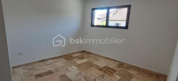 Maison neuve érigée en 2026 d'environ 70m² sur un terrain de 200m², idéalement située en plein cœur de La Frette.

Vous bénéficierez d'un emplacement privilégié, à proximité immédiate des commerces, de l'école, de l'arrêt de bus et des services du village.
Accès rapide aux axes de transport avec le péage autoroutier de Rives et la gare du Grand-Lemps à seulement 7 minutes.

La maison se compose :

✨ Au Rez-de-chaussée :
- Une magnifique pièce de vie lumineuse avec cuisine ouverte
- Cuisine et salon donnant sur une belle terrasse idéale pour vos repas en extérieur
- 1 Buanderie fonctionnelle
- 1 WC indépendant

✨ A L'étage :
- 2 Suites parentales, une comprenant une baignoire et l'autre une douche à l'italienne
- Magnifique toit terrasse

✨ Les Extérieurs :
- Terrain plat de 200m² environ, entièrement exploitable

✨ Les Atouts :
- Maison neuve, aucun travaux à prévoir
- Maison érigée en 2025/2026
- Chauffage par Pompe à Chaleur
- Belle pièce de vie lumineuse
- 2 Suites parentales dont une donnant sur une jolie terrasse 
- Prestations de qualité
- Emplacement central recherché
- Proximité des commerces, école et transports

Une maison idéale pour un couple ou pour une personne seule à la recherche de confort, de modernité et d'un cadre de vie pratique.

Bien rare à venir découvrir !

N'hésitez pas à me contacter au 06.30.84.43.24 pour toute information complémentaire ou pour fixer d'un rdv de visite !