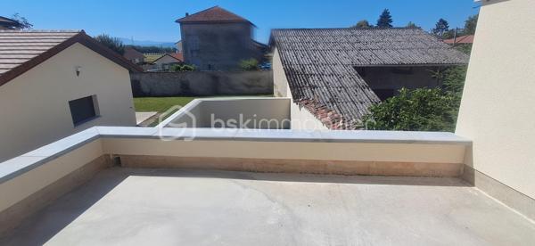 Maison neuve érigée en 2026 d'environ 70m² sur un terrain de 200m², idéalement située en plein cœur de La Frette.

Vous bénéficierez d'un emplacement privilégié, à proximité immédiate des commerces, de l'école, de l'arrêt de bus et des services du village.
Accès rapide aux axes de transport avec le péage autoroutier de Rives et la gare du Grand-Lemps à seulement 7 minutes.

La maison se compose :

✨ Au Rez-de-chaussée :
- Une magnifique pièce de vie lumineuse avec cuisine ouverte
- Cuisine et salon donnant sur une belle terrasse idéale pour vos repas en extérieur
- 1 Buanderie fonctionnelle
- 1 WC indépendant

✨ A L'étage :
- 2 Suites parentales, une comprenant une baignoire et l'autre une douche à l'italienne
- Magnifique toit terrasse

✨ Les Extérieurs :
- Terrain plat de 200m² environ, entièrement exploitable

✨ Les Atouts :
- Maison neuve, aucun travaux à prévoir
- Maison érigée en 2025/2026
- Chauffage par Pompe à Chaleur
- Belle pièce de vie lumineuse
- 2 Suites parentales dont une donnant sur une jolie terrasse 
- Prestations de qualité
- Emplacement central recherché
- Proximité des commerces, école et transports

Une maison idéale pour un couple ou pour une personne seule à la recherche de confort, de modernité et d'un cadre de vie pratique.

Bien rare à venir découvrir !

N'hésitez pas à me contacter au 06.30.84.43.24 pour toute information complémentaire ou pour fixer d'un rdv de visite !