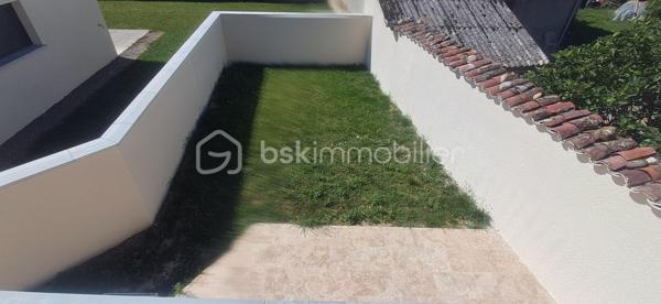 Maison neuve érigée en 2026 d'environ 70m² sur un terrain de 200m², idéalement située en plein cœur de La Frette.

Vous bénéficierez d'un emplacement privilégié, à proximité immédiate des commerces, de l'école, de l'arrêt de bus et des services du village.
Accès rapide aux axes de transport avec le péage autoroutier de Rives et la gare du Grand-Lemps à seulement 7 minutes.

La maison se compose :

✨ Au Rez-de-chaussée :
- Une magnifique pièce de vie lumineuse avec cuisine ouverte
- Cuisine et salon donnant sur une belle terrasse idéale pour vos repas en extérieur
- 1 Buanderie fonctionnelle
- 1 WC indépendant

✨ A L'étage :
- 2 Suites parentales, une comprenant une baignoire et l'autre une douche à l'italienne
- Magnifique toit terrasse

✨ Les Extérieurs :
- Terrain plat de 200m² environ, entièrement exploitable

✨ Les Atouts :
- Maison neuve, aucun travaux à prévoir
- Maison érigée en 2025/2026
- Chauffage par Pompe à Chaleur
- Belle pièce de vie lumineuse
- 2 Suites parentales dont une donnant sur une jolie terrasse 
- Prestations de qualité
- Emplacement central recherché
- Proximité des commerces, école et transports

Une maison idéale pour un couple ou pour une personne seule à la recherche de confort, de modernité et d'un cadre de vie pratique.

Bien rare à venir découvrir !

N'hésitez pas à me contacter au 06.30.84.43.24 pour toute information complémentaire ou pour fixer d'un rdv de visite !