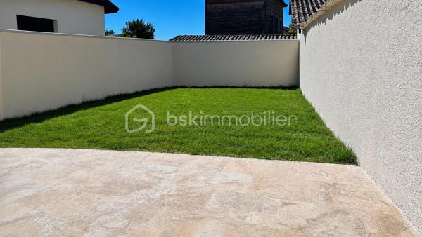 Maison neuve érigée en 2026 d'environ 70m² sur un terrain de 200m², idéalement située en plein cœur de La Frette.

Vous bénéficierez d'un emplacement privilégié, à proximité immédiate des commerces, de l'école, de l'arrêt de bus et des services du village.
Accès rapide aux axes de transport avec le péage autoroutier de Rives et la gare du Grand-Lemps à seulement 7 minutes.

La maison se compose :

✨ Au Rez-de-chaussée :
- Une magnifique pièce de vie lumineuse avec cuisine ouverte
- Cuisine et salon donnant sur une belle terrasse idéale pour vos repas en extérieur
- 1 Buanderie fonctionnelle
- 1 WC indépendant

✨ A L'étage :
- 2 Suites parentales, une comprenant une baignoire et l'autre une douche à l'italienne
- Magnifique toit terrasse

✨ Les Extérieurs :
- Terrain plat de 200m² environ, entièrement exploitable

✨ Les Atouts :
- Maison neuve, aucun travaux à prévoir
- Maison érigée en 2025/2026
- Chauffage par Pompe à Chaleur
- Belle pièce de vie lumineuse
- 2 Suites parentales dont une donnant sur une jolie terrasse 
- Prestations de qualité
- Emplacement central recherché
- Proximité des commerces, école et transports

Une maison idéale pour un couple ou pour une personne seule à la recherche de confort, de modernité et d'un cadre de vie pratique.

Bien rare à venir découvrir !

N'hésitez pas à me contacter au 06.30.84.43.24 pour toute information complémentaire ou pour fixer d'un rdv de visite !