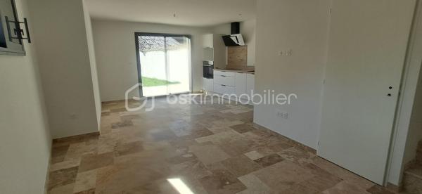 Maison neuve érigée en 2026 d'environ 70m² sur un terrain de 200m², idéalement située en plein cœur de La Frette.

Vous bénéficierez d'un emplacement privilégié, à proximité immédiate des commerces, de l'école, de l'arrêt de bus et des services du village.
Accès rapide aux axes de transport avec le péage autoroutier de Rives et la gare du Grand-Lemps à seulement 7 minutes.

La maison se compose :

✨ Au Rez-de-chaussée :
- Une magnifique pièce de vie lumineuse avec cuisine ouverte
- Cuisine et salon donnant sur une belle terrasse idéale pour vos repas en extérieur
- 1 Buanderie fonctionnelle
- 1 WC indépendant

✨ A L'étage :
- 2 Suites parentales, une comprenant une baignoire et l'autre une douche à l'italienne
- Magnifique toit terrasse

✨ Les Extérieurs :
- Terrain plat de 200m² environ, entièrement exploitable

✨ Les Atouts :
- Maison neuve, aucun travaux à prévoir
- Maison érigée en 2025/2026
- Chauffage par Pompe à Chaleur
- Belle pièce de vie lumineuse
- 2 Suites parentales dont une donnant sur une jolie terrasse 
- Prestations de qualité
- Emplacement central recherché
- Proximité des commerces, école et transports

Une maison idéale pour un couple ou pour une personne seule à la recherche de confort, de modernité et d'un cadre de vie pratique.

Bien rare à venir découvrir !

N'hésitez pas à me contacter au 06.30.84.43.24 pour toute information complémentaire ou pour fixer d'un rdv de visite !