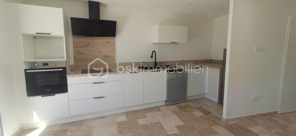 Maison neuve érigée en 2026 d'environ 70m² sur un terrain de 200m², idéalement située en plein cœur de La Frette.

Vous bénéficierez d'un emplacement privilégié, à proximité immédiate des commerces, de l'école, de l'arrêt de bus et des services du village.
Accès rapide aux axes de transport avec le péage autoroutier de Rives et la gare du Grand-Lemps à seulement 7 minutes.

La maison se compose :

✨ Au Rez-de-chaussée :
- Une magnifique pièce de vie lumineuse avec cuisine ouverte
- Cuisine et salon donnant sur une belle terrasse idéale pour vos repas en extérieur
- 1 Buanderie fonctionnelle
- 1 WC indépendant

✨ A L'étage :
- 2 Suites parentales, une comprenant une baignoire et l'autre une douche à l'italienne
- Magnifique toit terrasse

✨ Les Extérieurs :
- Terrain plat de 200m² environ, entièrement exploitable

✨ Les Atouts :
- Maison neuve, aucun travaux à prévoir
- Maison érigée en 2025/2026
- Chauffage par Pompe à Chaleur
- Belle pièce de vie lumineuse
- 2 Suites parentales dont une donnant sur une jolie terrasse 
- Prestations de qualité
- Emplacement central recherché
- Proximité des commerces, école et transports

Une maison idéale pour un couple ou pour une personne seule à la recherche de confort, de modernité et d'un cadre de vie pratique.

Bien rare à venir découvrir !

N'hésitez pas à me contacter au 06.30.84.43.24 pour toute information complémentaire ou pour fixer d'un rdv de visite !