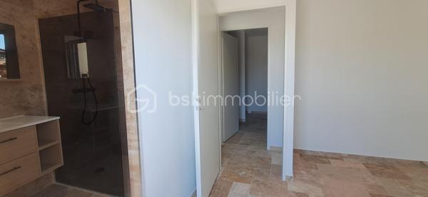 Maison neuve érigée en 2026 d'environ 70m² sur un terrain de 200m², idéalement située en plein cœur de La Frette.

Vous bénéficierez d'un emplacement privilégié, à proximité immédiate des commerces, de l'école, de l'arrêt de bus et des services du village.
Accès rapide aux axes de transport avec le péage autoroutier de Rives et la gare du Grand-Lemps à seulement 7 minutes.

La maison se compose :

✨ Au Rez-de-chaussée :
- Une magnifique pièce de vie lumineuse avec cuisine ouverte
- Cuisine et salon donnant sur une belle terrasse idéale pour vos repas en extérieur
- 1 Buanderie fonctionnelle
- 1 WC indépendant

✨ A L'étage :
- 2 Suites parentales, une comprenant une baignoire et l'autre une douche à l'italienne
- Magnifique toit terrasse

✨ Les Extérieurs :
- Terrain plat de 200m² environ, entièrement exploitable

✨ Les Atouts :
- Maison neuve, aucun travaux à prévoir
- Maison érigée en 2025/2026
- Chauffage par Pompe à Chaleur
- Belle pièce de vie lumineuse
- 2 Suites parentales dont une donnant sur une jolie terrasse 
- Prestations de qualité
- Emplacement central recherché
- Proximité des commerces, école et transports

Une maison idéale pour un couple ou pour une personne seule à la recherche de confort, de modernité et d'un cadre de vie pratique.

Bien rare à venir découvrir !

N'hésitez pas à me contacter au 06.30.84.43.24 pour toute information complémentaire ou pour fixer d'un rdv de visite !