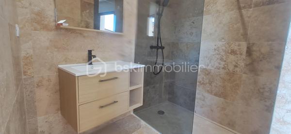 Maison neuve érigée en 2026 d'environ 70m² sur un terrain de 200m², idéalement située en plein cœur de La Frette.

Vous bénéficierez d'un emplacement privilégié, à proximité immédiate des commerces, de l'école, de l'arrêt de bus et des services du village.
Accès rapide aux axes de transport avec le péage autoroutier de Rives et la gare du Grand-Lemps à seulement 7 minutes.

La maison se compose :

✨ Au Rez-de-chaussée :
- Une magnifique pièce de vie lumineuse avec cuisine ouverte
- Cuisine et salon donnant sur une belle terrasse idéale pour vos repas en extérieur
- 1 Buanderie fonctionnelle
- 1 WC indépendant

✨ A L'étage :
- 2 Suites parentales, une comprenant une baignoire et l'autre une douche à l'italienne
- Magnifique toit terrasse

✨ Les Extérieurs :
- Terrain plat de 200m² environ, entièrement exploitable

✨ Les Atouts :
- Maison neuve, aucun travaux à prévoir
- Maison érigée en 2025/2026
- Chauffage par Pompe à Chaleur
- Belle pièce de vie lumineuse
- 2 Suites parentales dont une donnant sur une jolie terrasse 
- Prestations de qualité
- Emplacement central recherché
- Proximité des commerces, école et transports

Une maison idéale pour un couple ou pour une personne seule à la recherche de confort, de modernité et d'un cadre de vie pratique.

Bien rare à venir découvrir !

N'hésitez pas à me contacter au 06.30.84.43.24 pour toute information complémentaire ou pour fixer d'un rdv de visite !