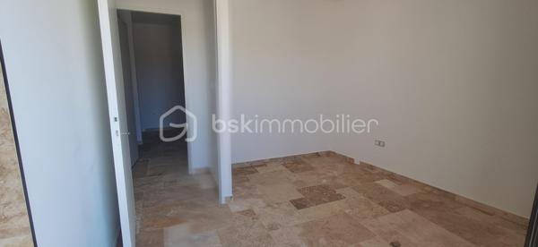 Maison neuve érigée en 2026 d'environ 70m² sur un terrain de 200m², idéalement située en plein cœur de La Frette.

Vous bénéficierez d'un emplacement privilégié, à proximité immédiate des commerces, de l'école, de l'arrêt de bus et des services du village.
Accès rapide aux axes de transport avec le péage autoroutier de Rives et la gare du Grand-Lemps à seulement 7 minutes.

La maison se compose :

✨ Au Rez-de-chaussée :
- Une magnifique pièce de vie lumineuse avec cuisine ouverte
- Cuisine et salon donnant sur une belle terrasse idéale pour vos repas en extérieur
- 1 Buanderie fonctionnelle
- 1 WC indépendant

✨ A L'étage :
- 2 Suites parentales, une comprenant une baignoire et l'autre une douche à l'italienne
- Magnifique toit terrasse

✨ Les Extérieurs :
- Terrain plat de 200m² environ, entièrement exploitable

✨ Les Atouts :
- Maison neuve, aucun travaux à prévoir
- Maison érigée en 2025/2026
- Chauffage par Pompe à Chaleur
- Belle pièce de vie lumineuse
- 2 Suites parentales dont une donnant sur une jolie terrasse 
- Prestations de qualité
- Emplacement central recherché
- Proximité des commerces, école et transports

Une maison idéale pour un couple ou pour une personne seule à la recherche de confort, de modernité et d'un cadre de vie pratique.

Bien rare à venir découvrir !

N'hésitez pas à me contacter au 06.30.84.43.24 pour toute information complémentaire ou pour fixer d'un rdv de visite !