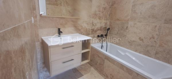 Maison neuve érigée en 2026 d'environ 70m² sur un terrain de 200m², idéalement située en plein cœur de La Frette.

Vous bénéficierez d'un emplacement privilégié, à proximité immédiate des commerces, de l'école, de l'arrêt de bus et des services du village.
Accès rapide aux axes de transport avec le péage autoroutier de Rives et la gare du Grand-Lemps à seulement 7 minutes.

La maison se compose :

✨ Au Rez-de-chaussée :
- Une magnifique pièce de vie lumineuse avec cuisine ouverte
- Cuisine et salon donnant sur une belle terrasse idéale pour vos repas en extérieur
- 1 Buanderie fonctionnelle
- 1 WC indépendant

✨ A L'étage :
- 2 Suites parentales, une comprenant une baignoire et l'autre une douche à l'italienne
- Magnifique toit terrasse

✨ Les Extérieurs :
- Terrain plat de 200m² environ, entièrement exploitable

✨ Les Atouts :
- Maison neuve, aucun travaux à prévoir
- Maison érigée en 2025/2026
- Chauffage par Pompe à Chaleur
- Belle pièce de vie lumineuse
- 2 Suites parentales dont une donnant sur une jolie terrasse 
- Prestations de qualité
- Emplacement central recherché
- Proximité des commerces, école et transports

Une maison idéale pour un couple ou pour une personne seule à la recherche de confort, de modernité et d'un cadre de vie pratique.

Bien rare à venir découvrir !

N'hésitez pas à me contacter au 06.30.84.43.24 pour toute information complémentaire ou pour fixer d'un rdv de visite !