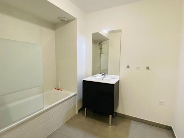 Appartement T3  avec jardinet, cellier et parkings