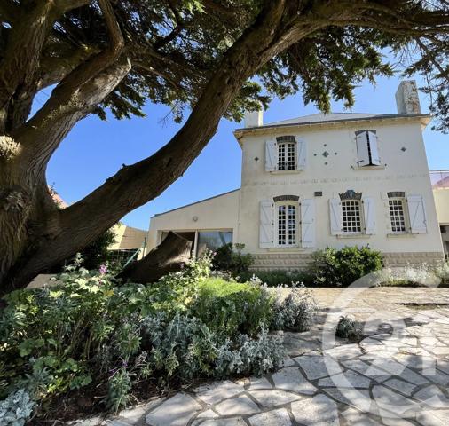 Maison à vendre  4 pièces - 133,96 m 2   LE FENOUILLER  - 85