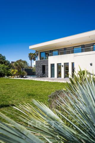 Villa d’architecte en première ligne face à la mer
