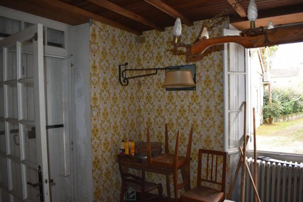 MAISON PLEIN PIED DE DEUX CHAMBRES AU CALME PRES DE LA RIVIERE A RESTAURER