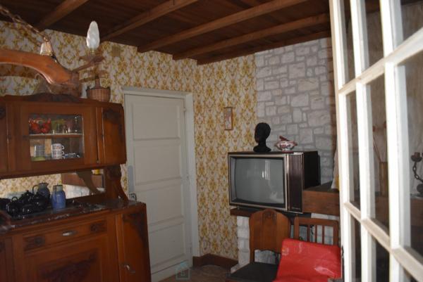 MAISON PLEIN PIED DE DEUX CHAMBRES AU CALME PRES DE LA RIVIERE A RESTAURER