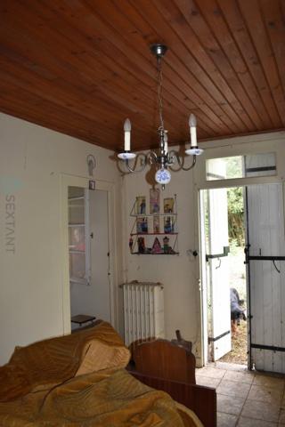 MAISON PLEIN PIED DE DEUX CHAMBRES AU CALME PRES DE LA RIVIERE A RESTAURER
