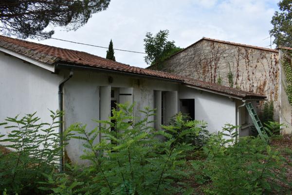 MAISON PLEIN PIED DE DEUX CHAMBRES AU CALME PRES DE LA RIVIERE A RESTAURER