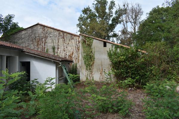 MAISON PLEIN PIED DE DEUX CHAMBRES AU CALME PRES DE LA RIVIERE A RESTAURER