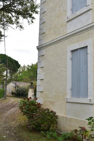 MAISON PLEIN PIED DE DEUX CHAMBRES AU CALME PRES DE LA RIVIERE A RESTAURER