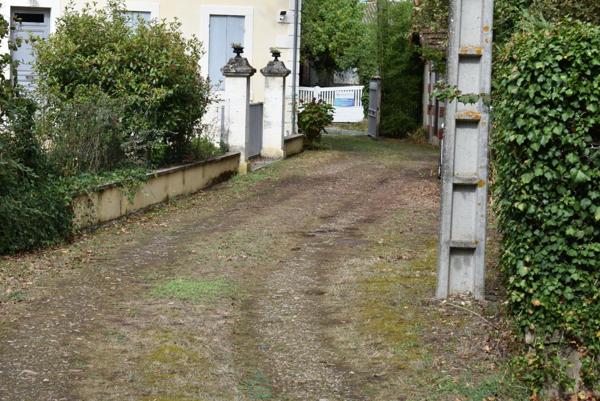 MAISON PLEIN PIED DE DEUX CHAMBRES AU CALME PRES DE LA RIVIERE A RESTAURER