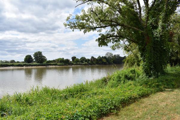 MAISON PLEIN PIED DE DEUX CHAMBRES AU CALME PRES DE LA RIVIERE A RESTAURER