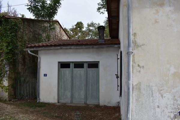 MAISON PLEIN PIED DE DEUX CHAMBRES AU CALME PRES DE LA RIVIERE A RESTAURER