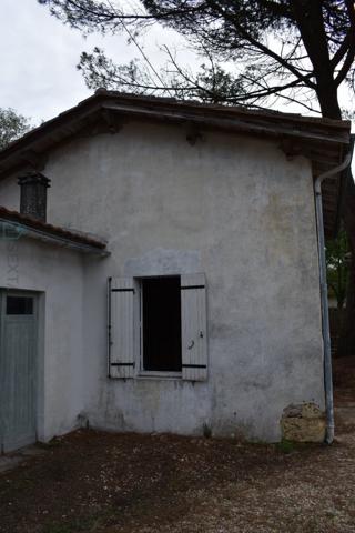 MAISON PLEIN PIED DE DEUX CHAMBRES AU CALME PRES DE LA RIVIERE A RESTAURER