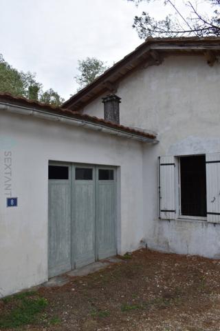 MAISON PLEIN PIED DE DEUX CHAMBRES AU CALME PRES DE LA RIVIERE A RESTAURER