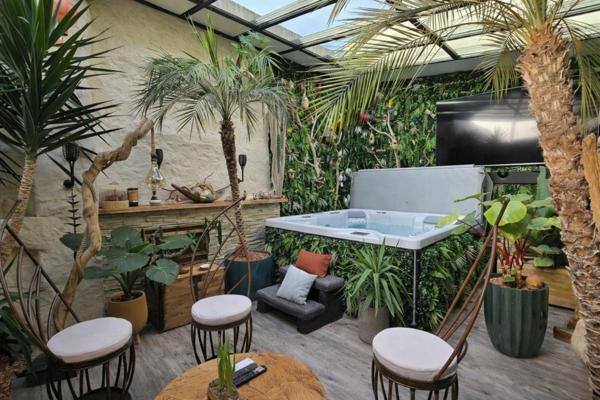 Maison de village rénovée avec patio verrière et jacuzzi – Uchaud (30)