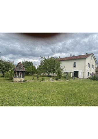 Belle maison de village, offrant 7 pièces dont deux chambres pouvant être partagées pour accueillir des personnes supplémentaires .