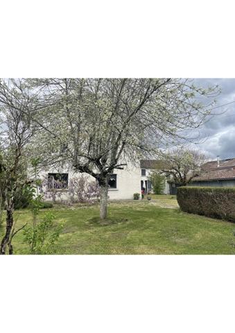 Belle maison de village, offrant 7 pièces dont deux chambres pouvant être partagées pour accueillir des personnes supplémentaires .