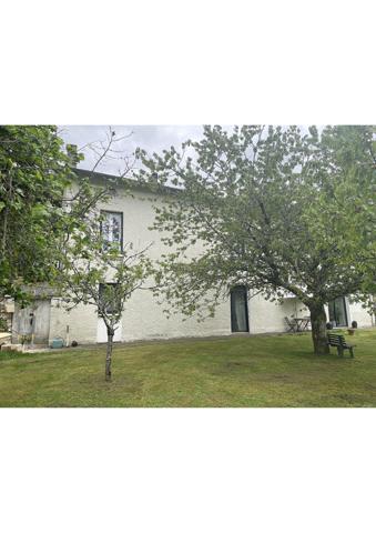 Belle maison de village, offrant 7 pièces dont deux chambres pouvant être partagées pour accueillir des personnes supplémentaires .