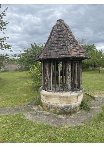 Belle maison de village, offrant 7 pièces dont deux chambres pouvant être partagées pour accueillir des personnes supplémentaires .