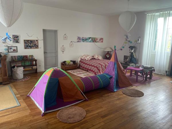 Belle maison de village, offrant 7 pièces dont deux chambres pouvant être partagées pour accueillir des personnes supplémentaires .