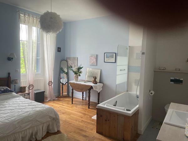 Belle maison de village, offrant 7 pièces dont deux chambres pouvant être partagées pour accueillir des personnes supplémentaires .